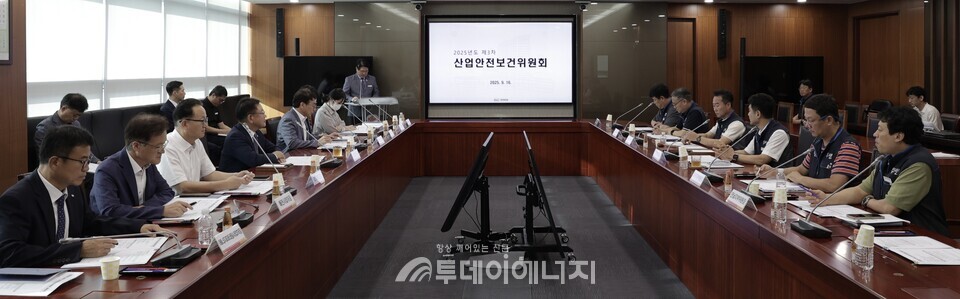 한전KDN 노사가 산업안전보건위원회를 진행하고 있는 모습 / 한전 KDN