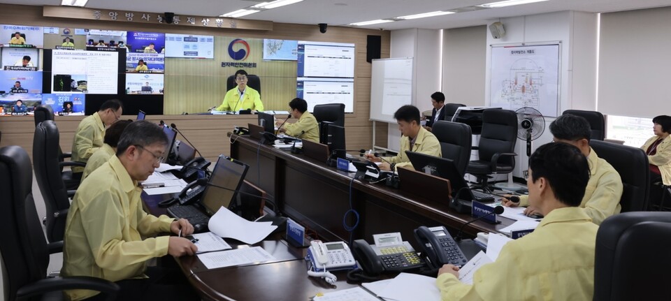 최원호 원자력안전위원회 위원장은 '2025년 국가방사능방재 연합훈련'에서 중앙·지역방사능방재대책본부, 현장방사능방재지휘센터 등 비상대응 조직 및 지역주민 대피, 현장진료소 운영 등 국가방사능방재 통합 대응체계를 점검했다 / 원자력안전위원회 제공