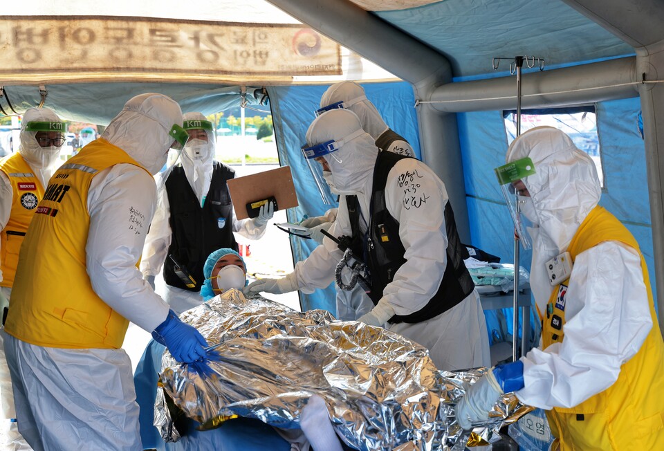 환자 이송 훈련 모습 / 