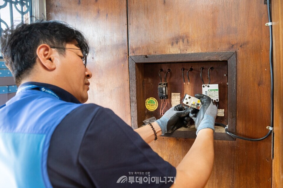 한국전기안전공사 관계자가 노후 누전차단기 교체작업을 하고 있다. / 한국전기안전공사 제공