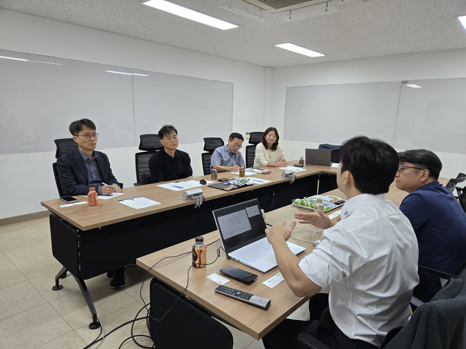 한국중부발전은 협력기업을 직접 방문해 국가정보자원관리원 화재로 인한 시스템 장애로 대금 지급에 어려움이 없는지 점검하고 관련 의견을 청취했다 /