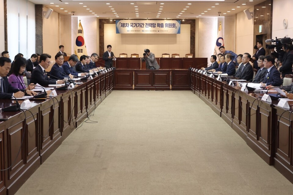 정부는 1일 김민석 국무총리 주재로 제1차 국가기간 전력망 확충위원회를 개최하고, 새 정부의 최우선 국정과제인 '에너지 고속도로' 구축을 본격 추진한다고 밝혔다. /출처 국무조정실