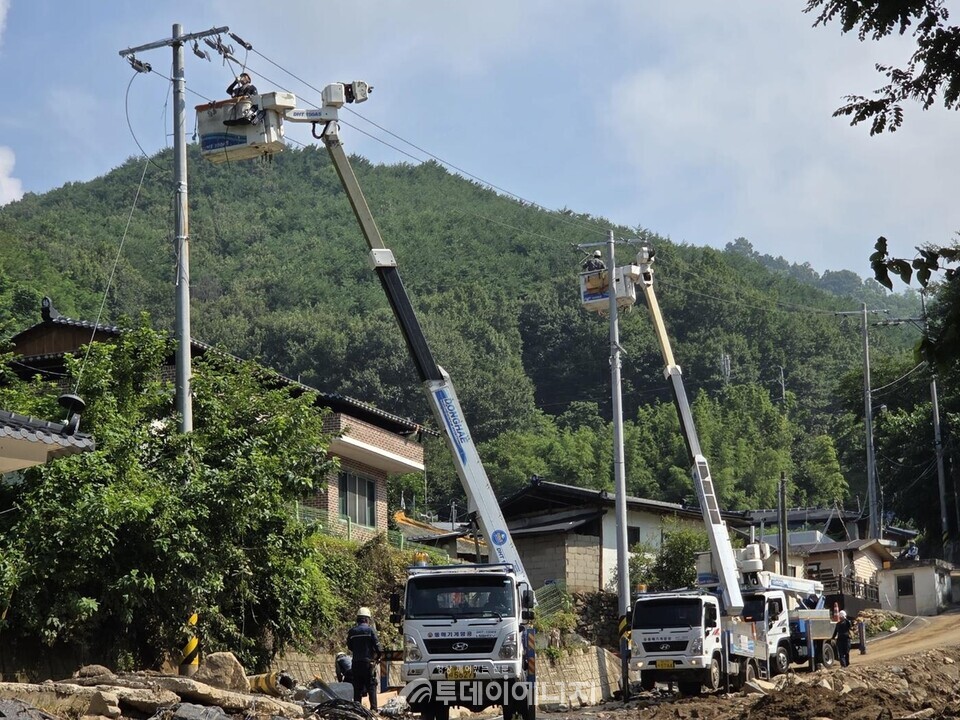 사진 : 복구중인 송전선 (기사와 관련없음) / 한국전력 제공