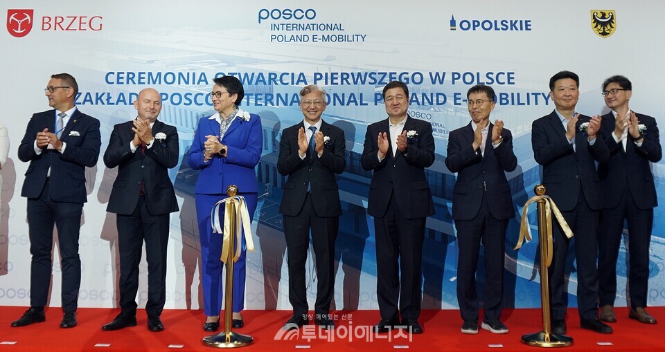 포스코인터내셔널은 10월1일(현지시간) 폴란드 오폴레주 브제크시에 위치한 구동모터코아 생산공장 준공식을 열었다. (커팅식/ 좌측 세번째부터) 모니카 유렉(Monika Jurek) 오폴레주 주지사, 태준열 주폴란드 대사, 이계인 포스코인터내셔널 사장, 김성연 포스코 연구원장.  /포스코인터내셔널 제공