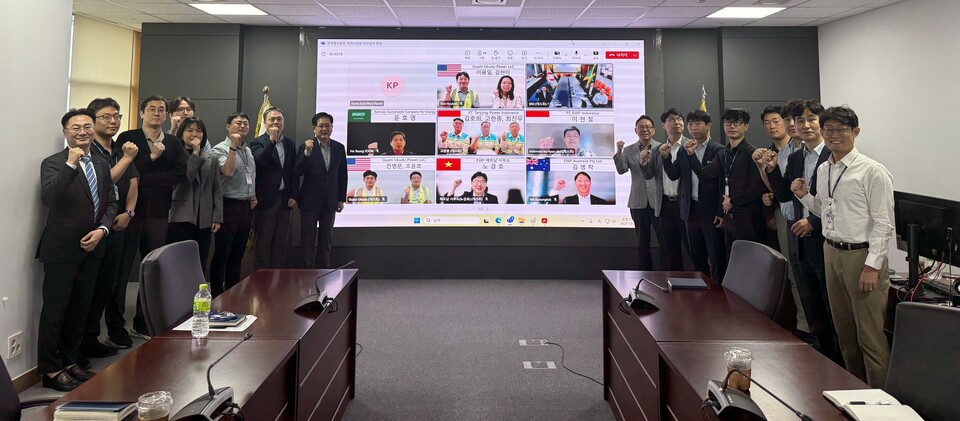 한국동서발전은 추석 명절을 맞아 해외에서 근무 중인 직원들과 온라인으로 추석 인사를 전했다 / 한국동서발전 제공