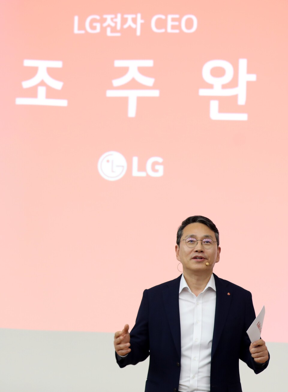 조주완 LG전자 CEO는 부산대학교 기계관 대강당에서 재학생 300여 명을 대상으로 ‘더 나은 삶을 만드는 경험의 혁신’을 주제로 특별 강연을 진행했다. /LG전자 제공