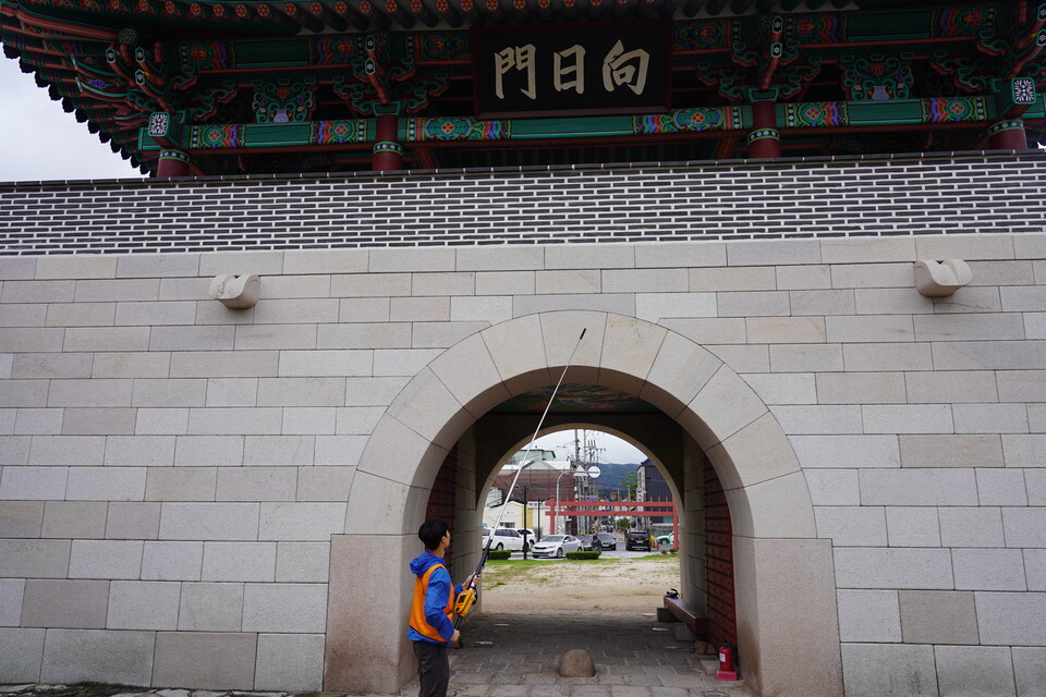 한국원자력환경공단 직원이 경주읍성에서 방사선을 측정하고 있다 / 한국원자력환경공단 제공
