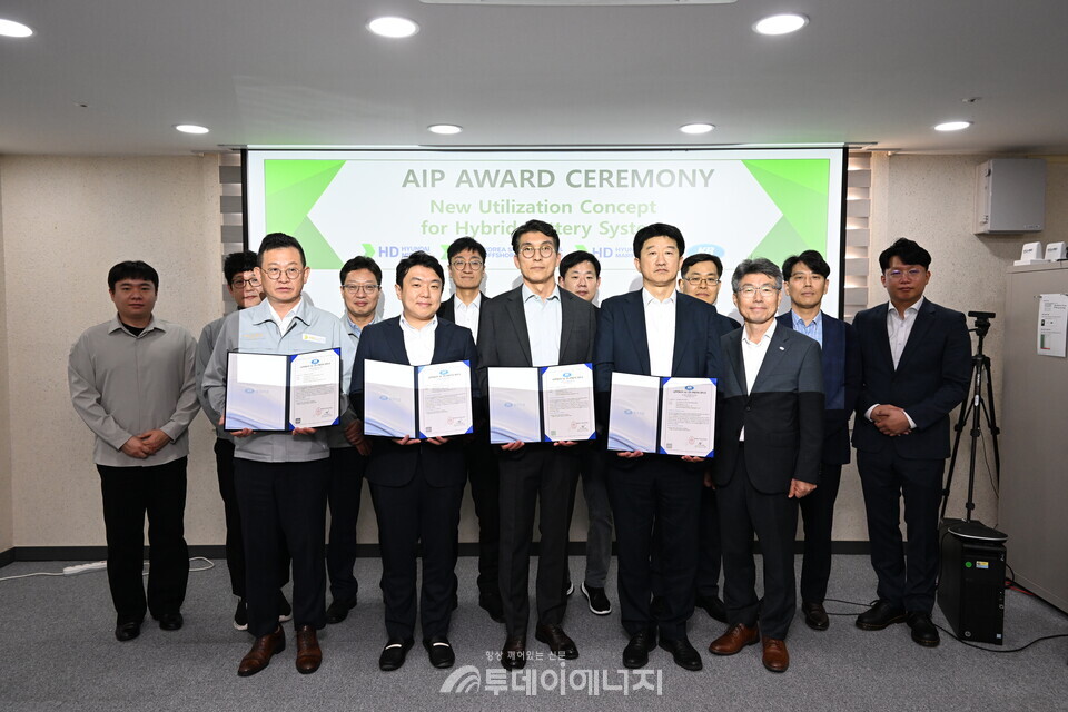 AIP 수여식 후, KR 김연태 부사장(앞줄 맨 오른쪽)과 각 기관 대표자들이 기념촬영을 하고 있다. / 한국선급제공