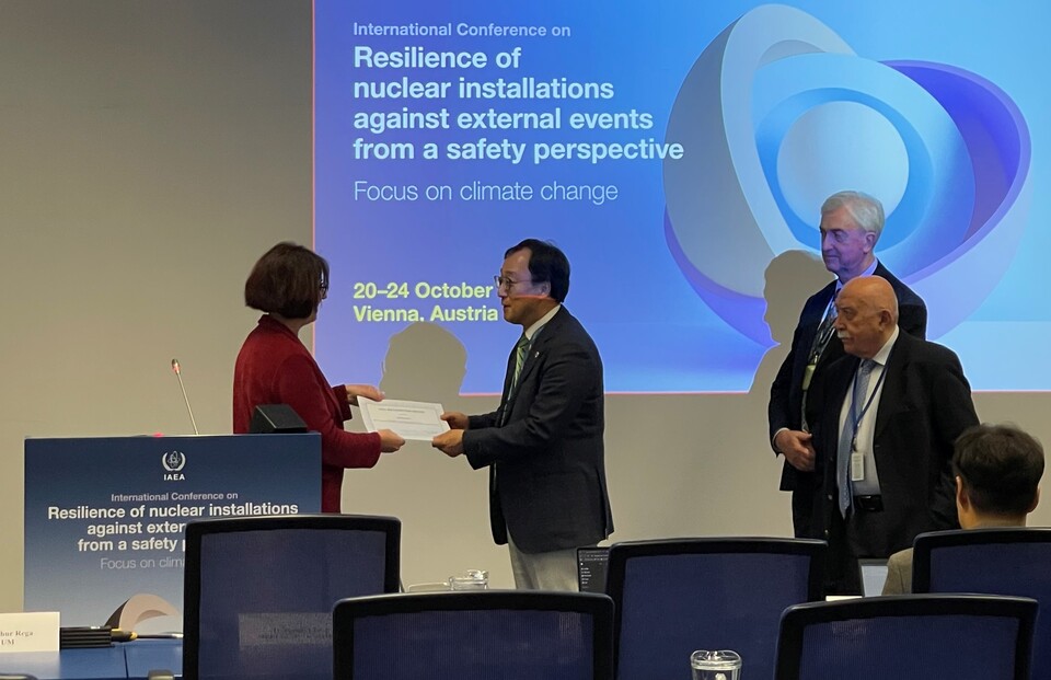 김민규 박사(한국원자력연구원 구조·지진안전연구부)가 국제원자력기구(IAEA)로부터 공로상을 받았다 / 한국원자력연구원 제공