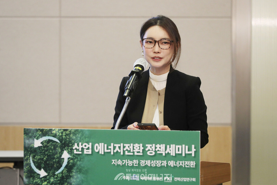 석선희 나가사키대 교수가 22일 오후 FKI타워 컨퍼런스센터에서 열린 '산업 에너지전환 정책세미나'에 참석해 주제발표를 하고 있다.  / 한경협