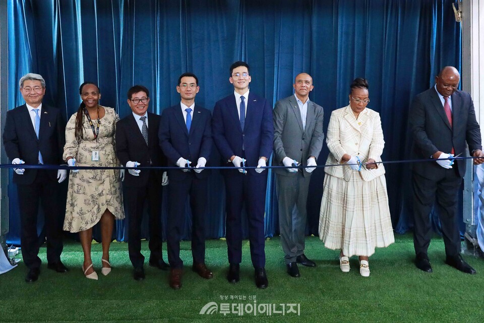 준공식에 참석한 주요 관계자들이 기념 사진을 촬영하고 있다. (좌부터 주남아공 양동한 한국 대사, 에스콤(Eskom) 연구개발실장, 엠텍 신영수 법인장, 대한전선 김준석 부사장, 호반그룹 김대헌 기술총괄사장, 남아공 통상산업경쟁부(DTIC) 에너지부문장, 파트너사 CIH 그룹회장, 파트너사 CIH CEO ) / 대한전선 제공
