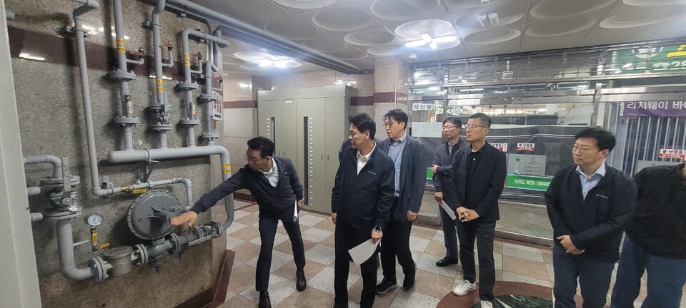 경남에너지는 한국가스안전공사 경남본부와 손잡고 창원시 성원그랜드쇼핑 내 노후 도시가스 공급시설 개선 지원사업을 완료했다 / 경남에너지 제공