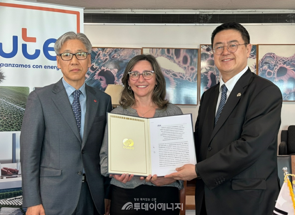 한전KPS는 10월 23일(한국 시각) 우루과이 전력청과 티그레 발전소 O&M사업 연장계약을 체결했다. 사진 왼쪽부터 이용범 한전KPS 우루과이지사장, 안드리아 가브레라(Andria Gabrea) 우루과이 전력청 CEO, 노원일 주우루과이 대한민국 대사. 한전KPS 제공