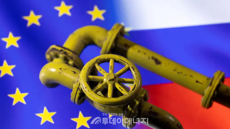 2022년 1월 31일에 촬영, 3D 프린팅된 천연가스 파이프가 전시된 EU와 러시아 국기에 배치되어 있다.  /  로이터