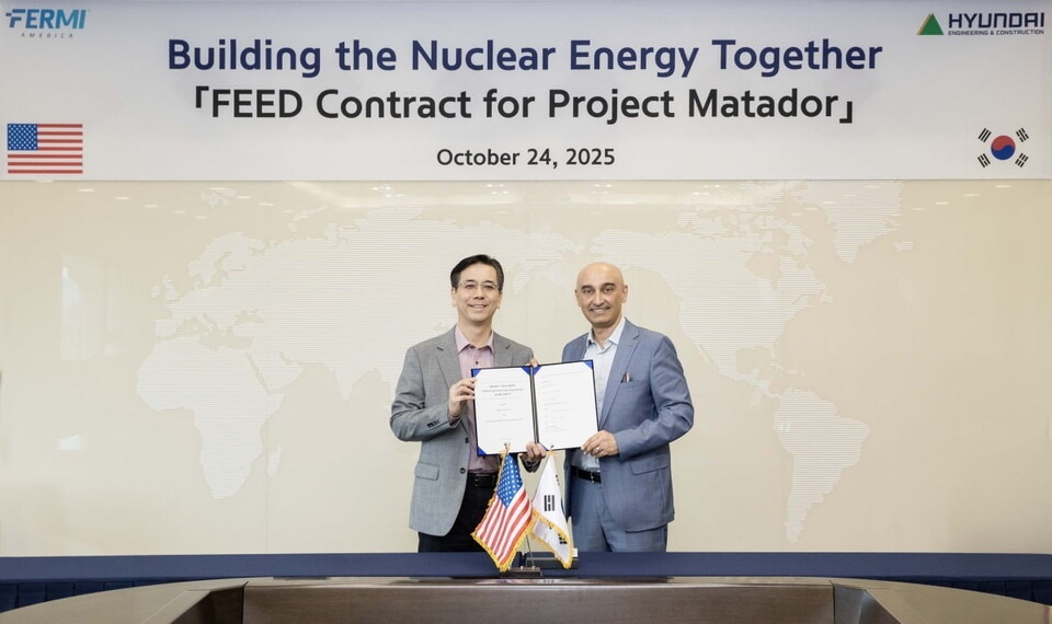 이한우 현대건설 대표(왼쪽)와  메수트 우즈만 페르미 뉴클리어 대표(오른쪽)가 현대건설 본사 사옥에서 '복합 에너지 및 인공지능(AI) 캠퍼스 내 대형원전 기본설계 용역 계약'을 체결했다 / 현대건설 제공