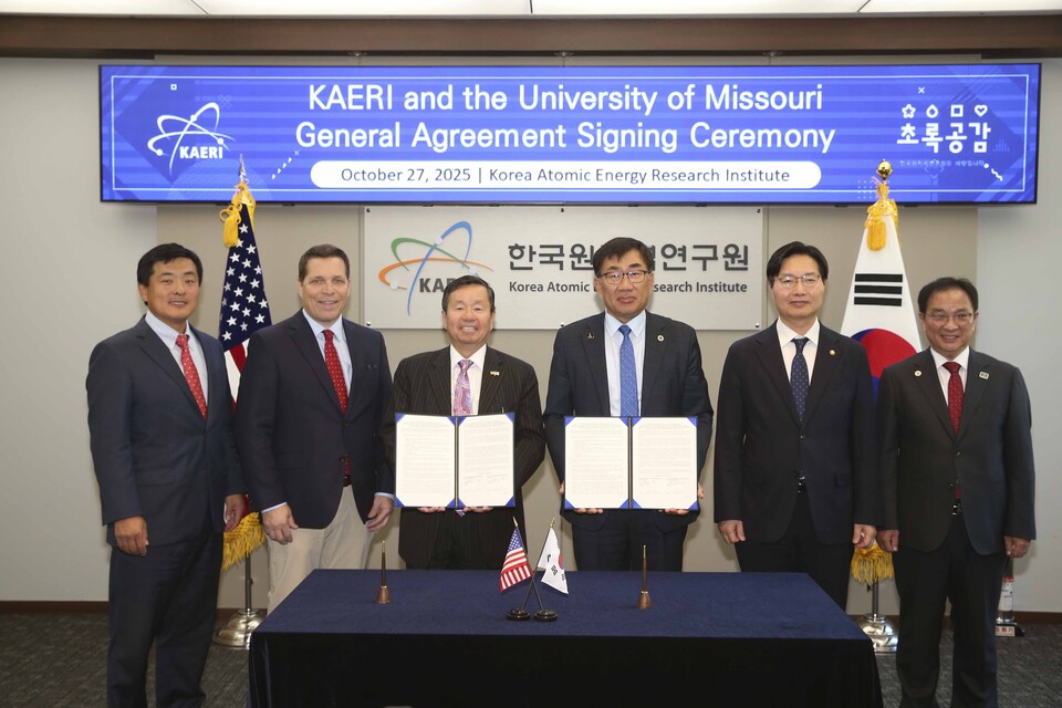 한국원자력연구원과 美 미주리대가 차세대원자력 기술협력을 위한 협력약정을 체결했다. (왼쪽부터) 조나단 패터슨(Jonathan Patterson) 미주리주 하원의장, 토드 그레이브스(Todd Graves), 미주리대학교 이사회 이사장, 최문영 미주리대학교 총장, 주한규 한국원자력연구원장, 구혁채 과학기술정보통신부 제1차관, 임인철 한국원자력연구원 부원장 / 한국원자력연구원 제공