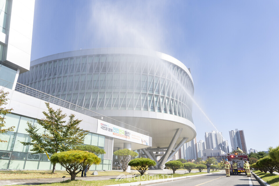 28일 전북 완주군 한국전기안전공사에서 열린 안전한국훈련에 참여한 소방차가 건물 화재 진압을 위해 물을 뿌리고 있다. / 한국전기안전공사 제공