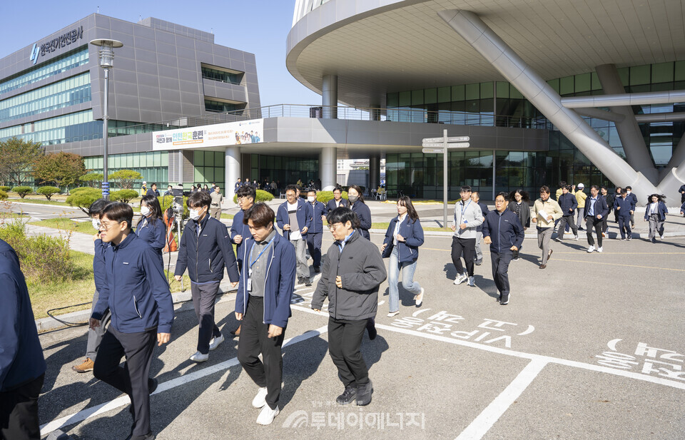 28일 오전 전북 완주군 한국전기안전공사에서 열린 안전한국훈련에서 직원들이 대피 훈련을 하고 있다.  / 한국전기안전공사 제공