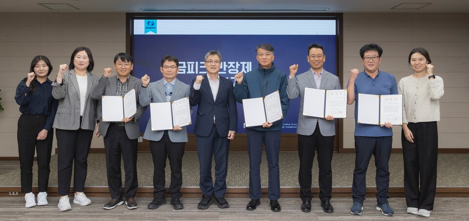 한국남부발전 본사에서 열린 '임금피크 반장제' 제1기 임명식에서 김기홍 남부발전 인사처장(왼쪽에서 다섯 번째)과 직원들이 기념촬영을 하고 있다 / 한국남부발전 제공