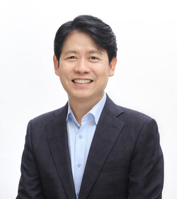 박기수 SK온 미래기술원장이 '제5회 배터리 산업의 날' 기념식에서 국무총리표창을 받았다 / SK온 제공