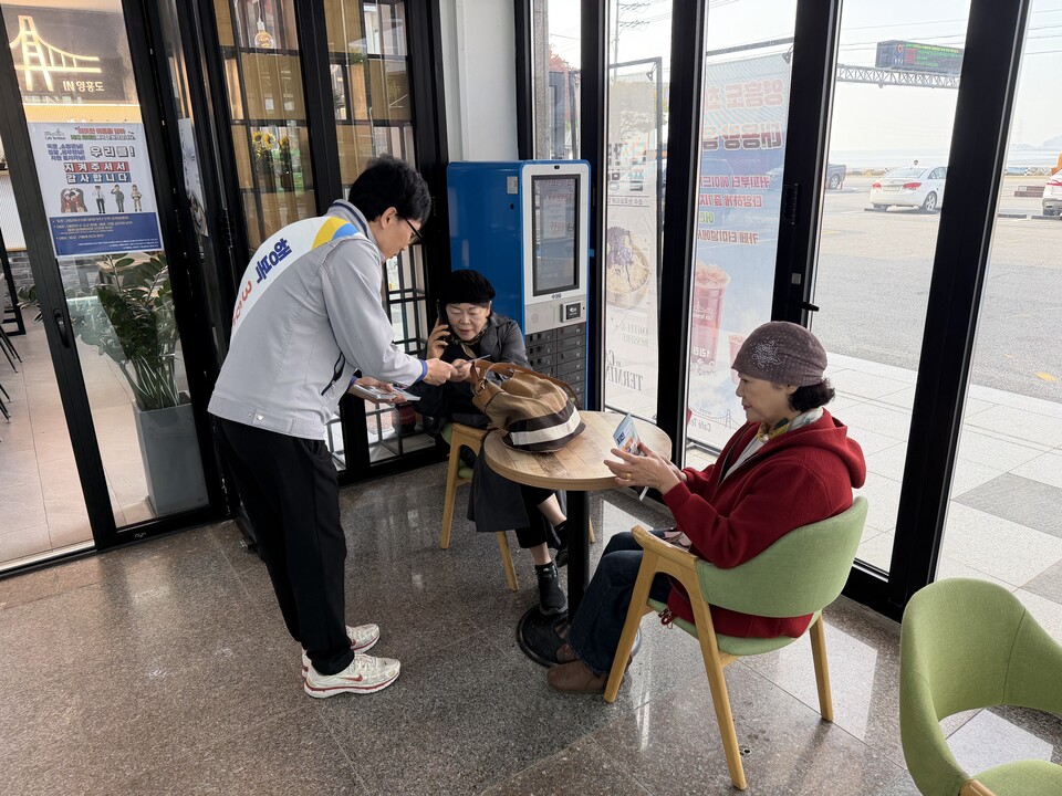 영흥발전본부가 지역주민을 대상으로 지진 발생시에 필요한 행동요령 캠페인을 실시했다 / 영흥발전본부 제공