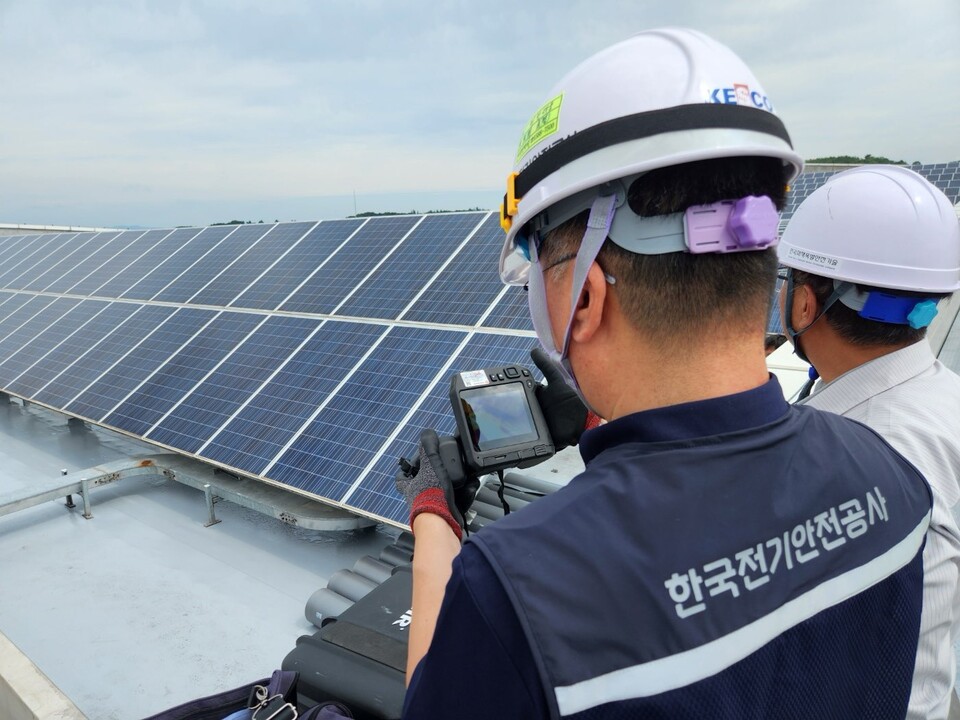 한국전기안전공사 관계자들이 APEC 정상회의가 예정된 경주화백컨벤션센터 태양광설비의 안전점검을 진행하고 있다. 한국전기안전공사 제공.jpg213.8 KB