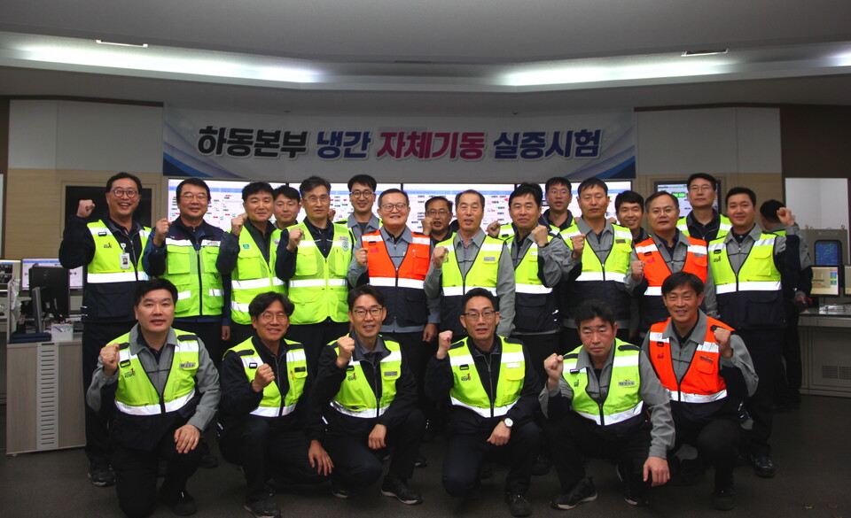 한국남부발전 하동빛드림본부 윤상옥 본부장(두번째 줄 가운데 주황색 조끼)과 기술원들이 자체기동 실증시험을 성공적으로 마쳤다 / 한국남부발전 제공