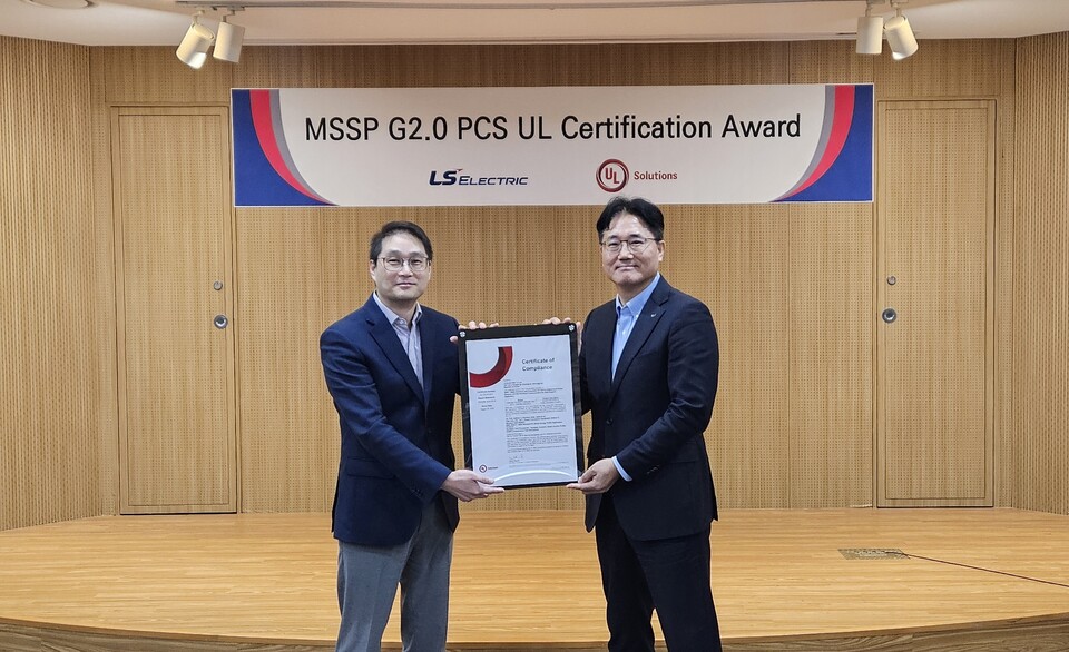 LS일렉트릭이 'UL 1741' 인증을 획득해 북미지역 ESS 시장 진입에 청신호를 켰다. (사진) 서장철 LS일렉트릭 전력연구개발본부장 겸 최고기술책임자(오른쪽), 웨슬리 궉 UL 솔루션즈 신재생에너지 및 산업 자동화 총괄 부사장 / LG일렉트릭 제공