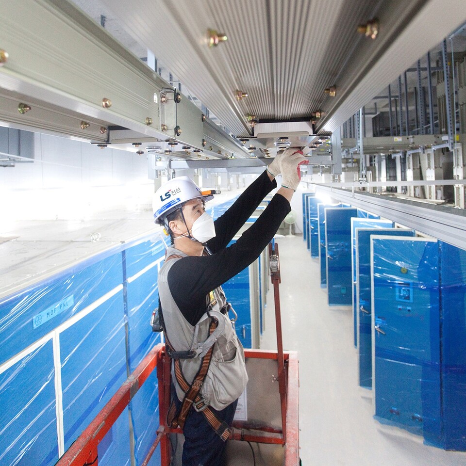LS전선이 글로벌 빅테크기업에 대용량 전력공급 시스템을 공급한다. LS전선 직원이 버스덕트를 설치하고 있다 / LS전선 제공