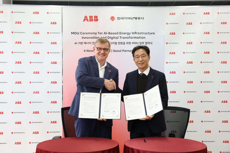 앤더스 말테센 ABB 에너지 산업 아시아 총괄 대표(왼쪽)와 한국지역난방공사 김학균 플랜트기술처장.jpg160.8 KB