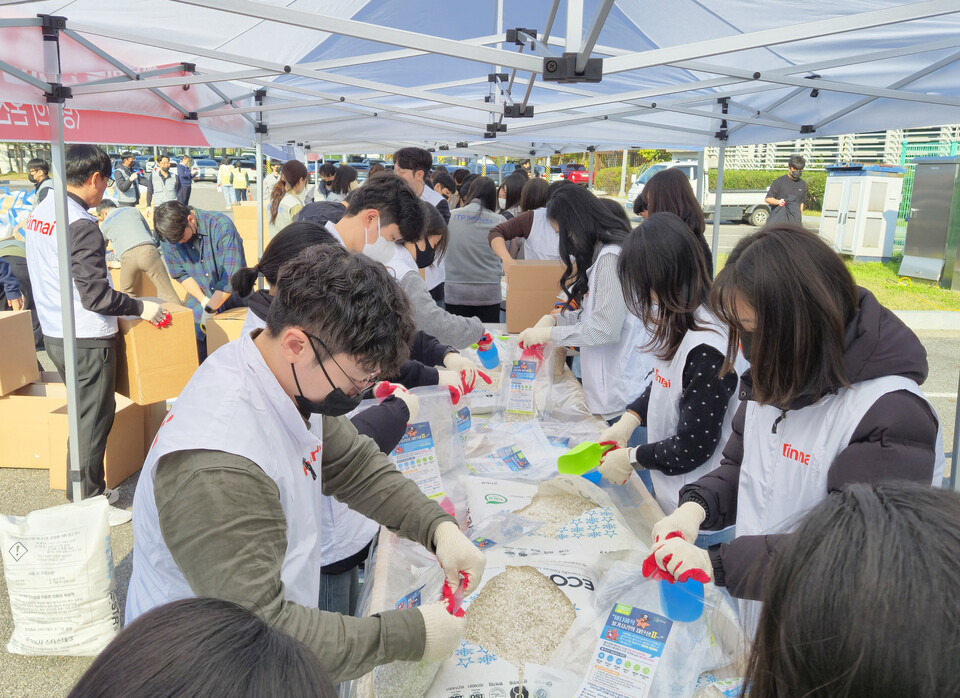 린나이 임직원들이 친환경 제설제를 만들고 있다 / 린나이 제공