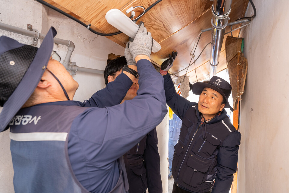  한국전기안전공사 남화영 사장(오른쪽)이 직원과 함께 위도에서 도서지역 노후 전기설비 점검을 하고 있다 / 한국전기안전공사 제공