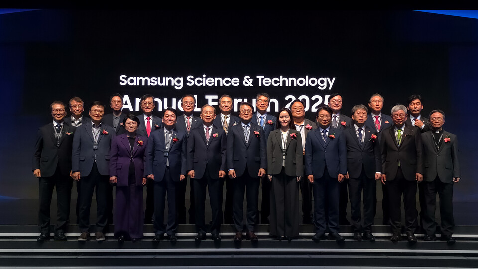 삼성 미래기술육성사업 2025 애뉴얼 포럼 참석자들이 기념촬영 하고 있다. /삼성 제공
