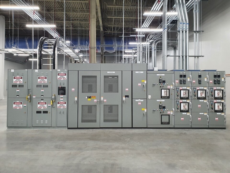 LS일렉트릭은 북미 AI 빅테크 기업과 약 1329억 원 규모의 AI 데이터센터 전력 공급을 위한 고압 및 저압 수배전반, 변압기 공급 계약을 체결했다. (사진 LS일렉트릭의 북미 수출용 수배전반 / LS일렉트릭 제공
