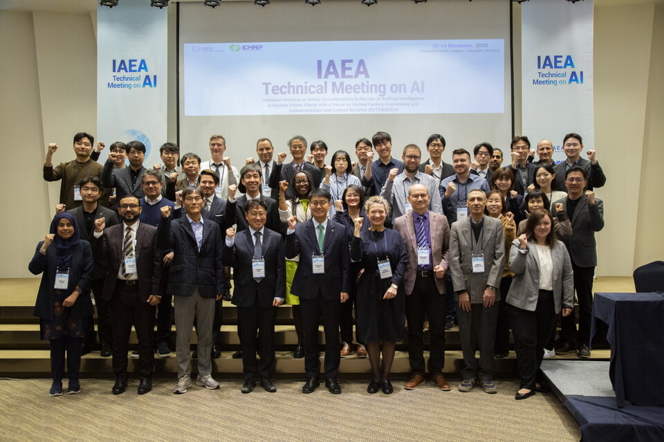 한국수력원자력이 10일~14일 대전 라마다 호텔에서 '인공지능 원전 도입’'을 주제로 국제원자력기구(IAEA) 회의를 개최한다. 10일 참석자들이 기념촬영을 하고 있다 / 한국수력원자력 제공