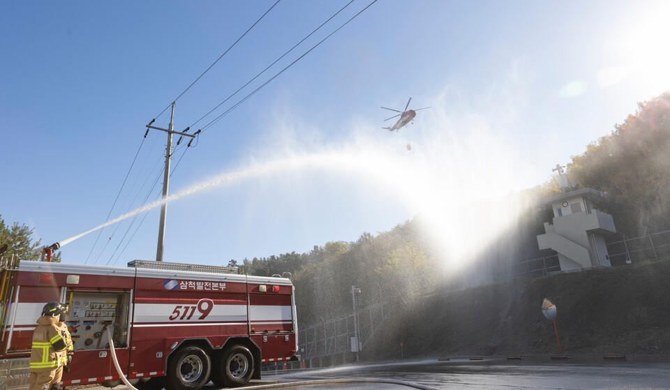 한국남부발전이 삼척빛드림본부에서 드론, 자율주행 로봇개 등 첨단장비를 동원한 '2025년 유관기관 합동 재난훈련'을 실시했다 / 한국남부발전 제공