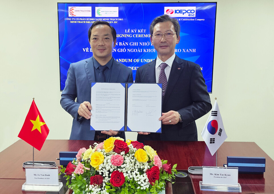 한국전력기술이 베트남 기업과 손잡고 해상풍력 및 그린수소 사업 등 신재생에너지사업에 나선다. 김태균 한국전력기술 사장(오른쪽), Minh Thach Group사 Le Van Danh 부사장 겸 대표이사 / 한국전력기술 제공