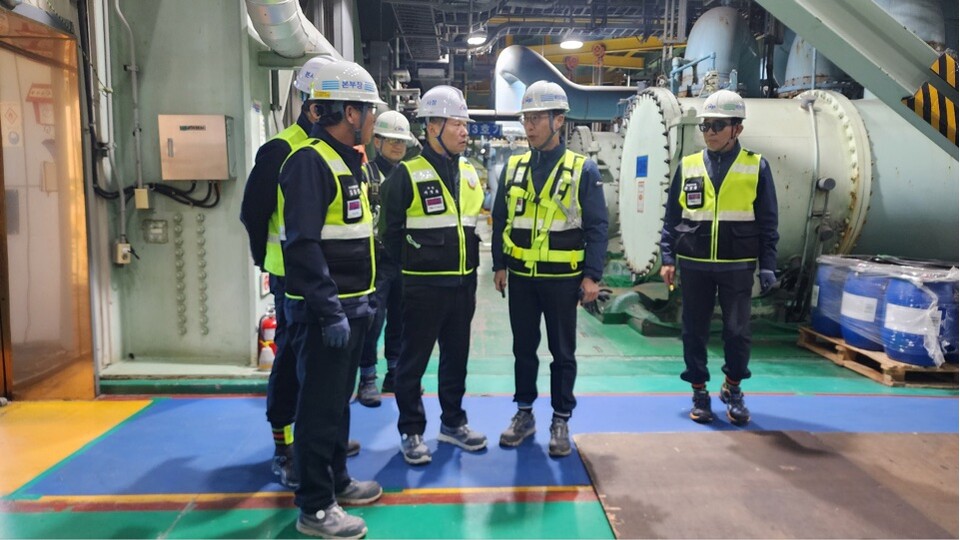 이정복 서부발전 사장(가운데)이 11일 태안발전본부에서 작업 현장을 직접 점검하고 있다 / 한국서부발전 제공