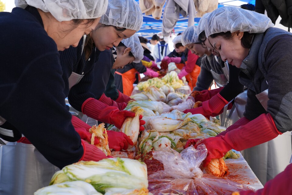 한국원자력안전기술원 임직원이 '2025년 유성구 사랑의 김장 나누기' 사회공헌 활동을 펼쳤다 / 한국원자력안전기술원 제공