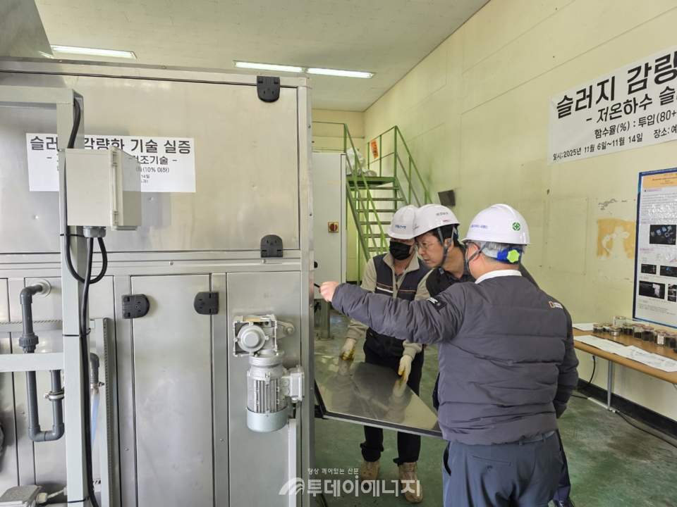 금강유역환경청 송호석 청장(가운데)이 예산공공하수처리시설을 방문해 처리시설 현황을 파악하고 있다 / 금강유역환경청 제공