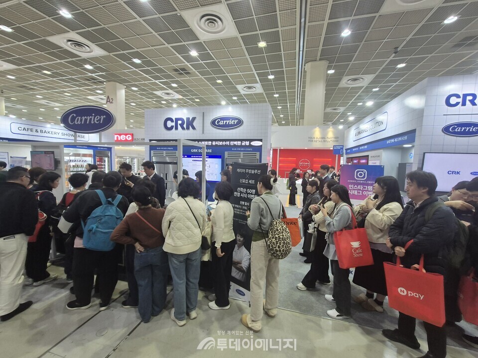 19일 서울 삼성동 코엑스에서 열린 '서울카페쇼 2025' 에 많은 인파들이 CRK의 직간접 냉동기 시연에 높은 관심을 나타냈다.