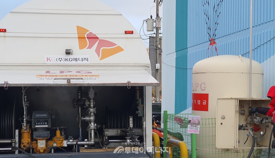 벌크로리를 통해 소형저장탱크에 LPG를 충전하고 있다./신영균 기자