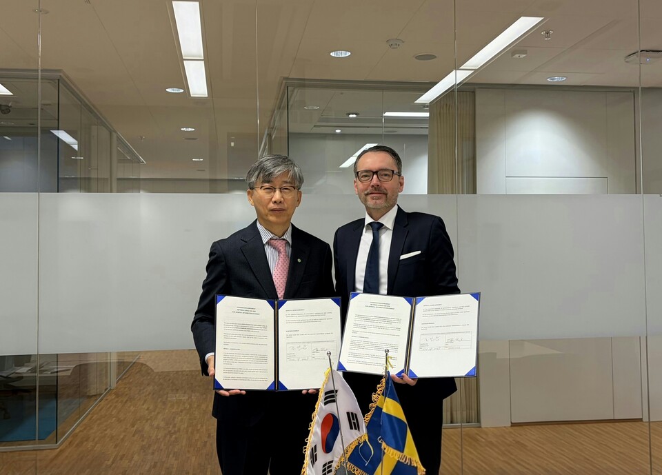 조성돈 이사장(왼쪽)과 스테판 잉달 스웨덴 SKB 사장이 업무협약을 맺었다 / 한국원자력환경공단 제공