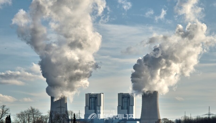 중국 석탄화력발전소에서 연기가 분출되고 있다./출처 기후변화행동연구소
