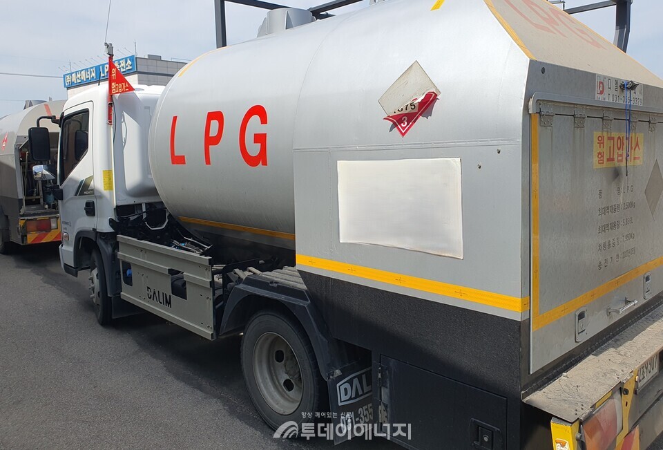 LPG 벌크로리가 주차해 있다./신영균 기자
