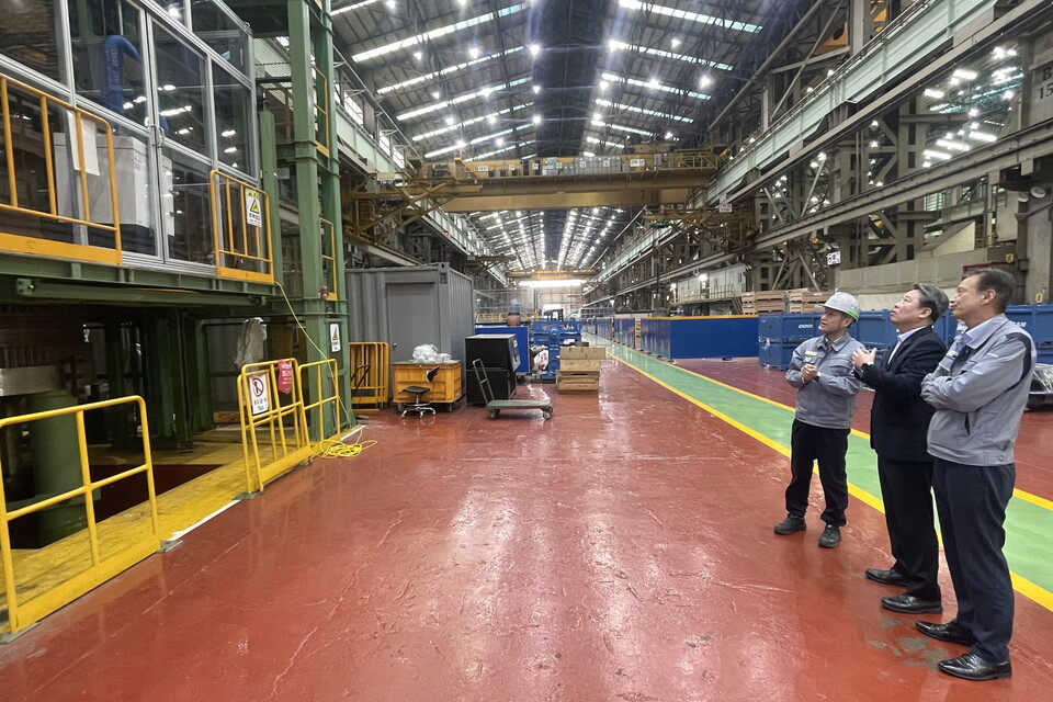 박영철 기획관리부사장(가운데)이 21일 두산에너지빌리티를 방문해 현장을 점검하고 있다 / 한국남부발전 제공