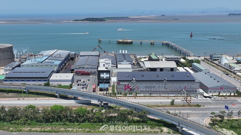 태양광 발전 설비가 설치된 DS단석 군산1공장/DS단석 제공