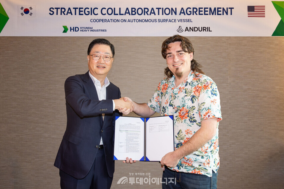 HD현대중공업 주원호 사장(사진 왼쪽)과 안두릴 팔머 럭키 공동 설립자가 ASV 설계 및 건조계약을 체결하고 있다./HD현대중공업 제공