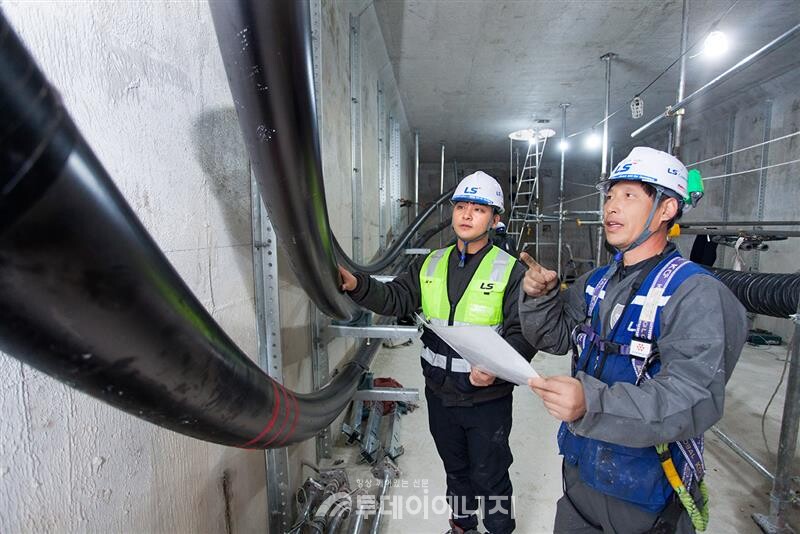 LS전선 직원이 세계 최대 송전 용량인 500kV급 HVDC 케이블이 투입되는 '동해안-신가평' 시공 현장을 점검하고 있다. /LS전선
