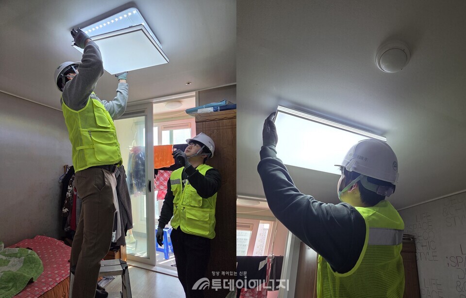 한전KDN 직원들이 고효율 LED 조명기기 교체 작업을 하고 있다. /한전KDN 제공